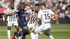 Kylian Mbappé z PSG se prodírá obranou Angers.