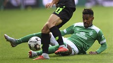 Theodor Gebre Selassie z Werderu Brémy jde do skluzu proti Takumu Asanovi z...