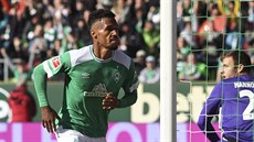 Theodor Gebre Selassie z Werderu Brémy vstřelil vyrovnávací gól do sítě...