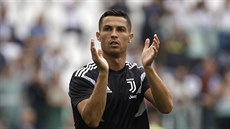 Cristiano Ronaldo na rozcvice ped prvním domácím utkání v dresu Juventusu.