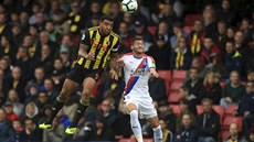 Troy Deeney z Watfordu (vlevo) v hlavikovém souboji s Joelem Wardem z Crystal...