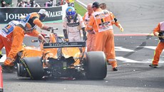 Fernando Alonso opoutí havarovaný vz pi Velké cen Belgie.