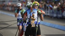 Biatlonistka Veronika Vítková (zády) slaví prvenství ze stíhaky na letním MS v...