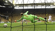 Branká Lipska Peter Gulacsi inkasuje první gól v utkání s Dortmundem.