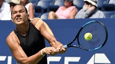 Estonka Kaia Kanepiová returnuje proti Simon Halepové v prvním kole US Open.