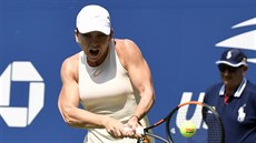 Simona Halepová v utkání prvního kola US Open proti Kaie Kanepiové.