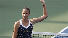 Karolína Plíková zdraví diváky po výhe v prvním kole na US Open.