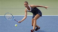 Karolína Plíková dobíhá míek v utkání prvního kola US Open.