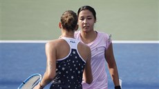 Zarina Dijasová gratuluje Karolín Plíkové k postupu do druhého kola US Open.