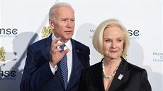 Bývalý viceprezdient USA Joe Biden a Cindy McCainová (17. února 2018)