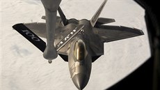 Letoun F-22 Raptor dopluje palivo za letu bhem cviení nad Norskem