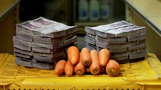 Za běžné potraviny se ve Venezuele muselo platit stohy bankovek. 