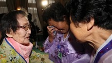 Po tém sedmdesáti letech se poprvé setkali píbuzní, které rozdlila korejská...