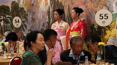 Po tém�� sedmdesáti letech se poprvé setkali p�íbuzní, které rozd�lila korejská...