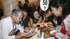 Po tém�� sedmdesáti letech se poprvé setkali p�íbuzní, které rozd�lila korejská...