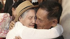 Jihokorejka Lee Keum-seom (92) objímá svého syna Ri Sang Chola (71), který ije...