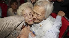 Po tém�� sedmdesáti letech se poprvé setkali p�íbuzní, které rozd�lila korejská...