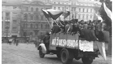 Automobil jede z Vinohradské na Václavské námstí, 21. srpna 1968.