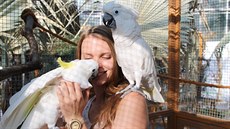 Aneta Vychytilová s papou�ky.