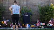 Improvizovaný pomník k uctní zesnulého senátora Johna McCaina ped pohebním...
