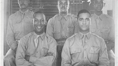 Prvních pt absolvent kurzu afroamerických stíha v roce 1942. Nahoe první...