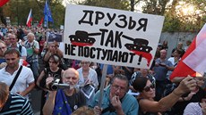 Demonstranti ped ruskou ambasádou pipomnli výroí okupace a protestovali...