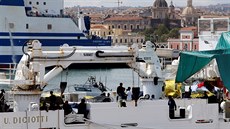 Migranti čekající na vylodění z Diciotti v sicilském přístavu Katánie (22....