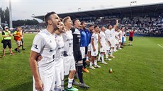 Fotbalisté Ostravy oslavují ped fanouky vítzství v Olomouci.