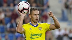 Zlínský halfbek Róbert Matejov se chystá házet aut.