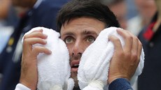 Novak Djokovi si chladí tvá - vedro tenisty na US Open nií.