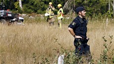 védská policie a hasii hlídkují nedaleko místa, kam se po sráce s ptákem...