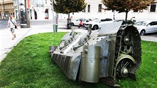 Umlec David erný umístil na námstí Kinských v Praze 5 torzo tanku k 50....