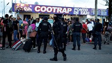 Policisté kontrolují venezuelské imigranty v brazilském pohraniním msteku...