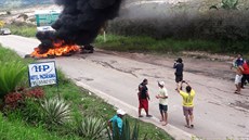 Brazilci blokují silnici spálením pneumatik nedaleko hranic s Venezuelou v...