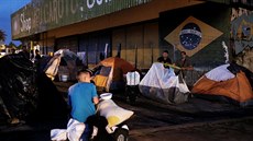 Venezuelci staví stany, aby mohli spát pi ekání na hraniní kontrolu doklad...