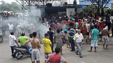 Brazilci pálí vci venezuelských imigrant a blokují silnici u hranic v...