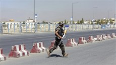 Afghánský voják hlídkuje nedaleko obklíeného úkrytu písluník Tálibánu ve...