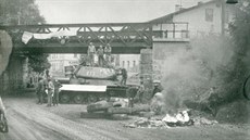 Barikáda ze streného památníku tanku a z pneumatik v Trutnov v srpnu 1968.