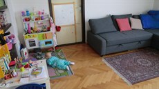 P�ítomnost d�tí je vid�t i v obývacím pokoji.