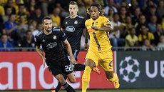 Kevin Mbabu (vpravo) z Young Boys Bern se snaí uniknout soupei.