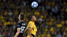 Guillaume Hoarau (vpravo) z Youn Boys Bern v souboji s Emirem Dilaverem z...