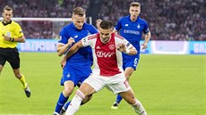 Tomasz Kedziora (vlevo) z Dynama Kyjev brání Duana Tadie z Ajaxu Amsterdam.