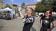 Nedlní demonstrace se zúastnil i pedseda Pirát Ivan Barto.