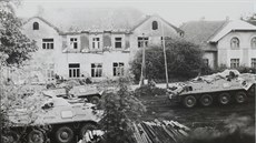 Sovětská technika před bývalým hotelem Alma, který okupanti vybydleli a musel...