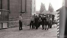 Turnov�tí vojáci instalují 22. srpna 1968 do vrat kasáren houfnice.