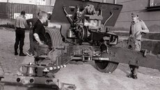 Turnov�tí vojáci instalují 22. srpna 1968 do vrat kasáren houfnice.