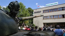 Ped budovou eského rozhlasu v Plzni se uskutenila vzpomínková akce na...