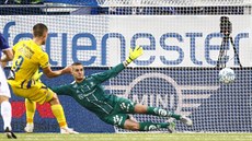 Vidar Orn Kjartansson v dresu Maccabi Tel Aviv prom��uje pokutový kop v utkání...