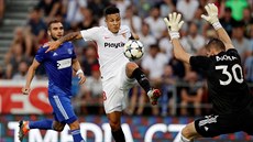 Momentka z utkání mezi Olomoucí a Sevillou. Na snímku domácí gólman Milo�...