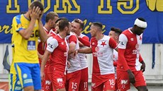 Fotbalisté Slavie se radují z gólu, teplický záložník Admir Ljevakovič (vpředu)...